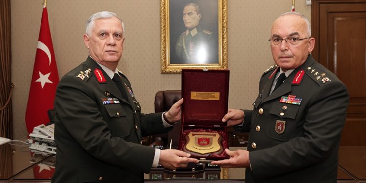 أنقرة.. “أف سيفر” يتسلم قيادة القوات البرية التركية من “دوندار”