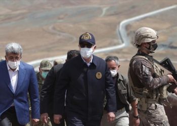 وزير الدفاع التركي يتفقد التدابير على الحدود مع إيران