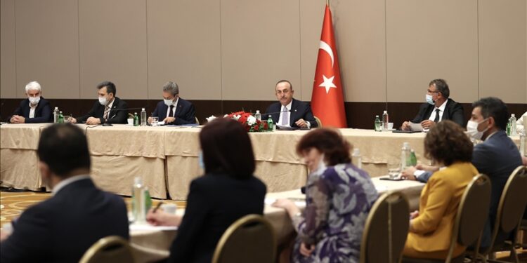 تشاووش أوغلو يلتقي رجال الأعمال الأتراك في صربيا