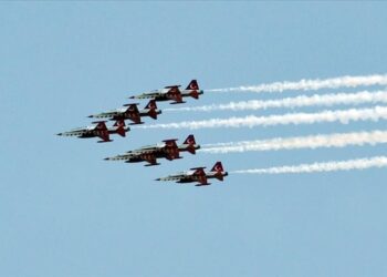 “النجوم التركية” تجري تحليقًا استعراضيًا في سماء “أفيون قره حصار”