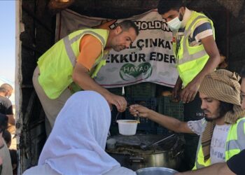 جمعية تركية تقدم الطعام الساخن لـ 1000 سوري يوميا