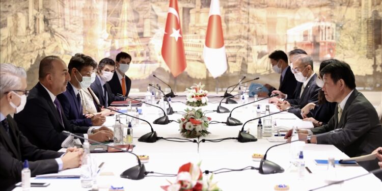 تشاووش أوغلو ونظيره الياباني يبحثان العلاقات الثنائية