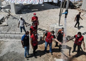 سوريا.. الهلال الأحمر التركي يفتتح خزان مياه ومسجد في إدلب