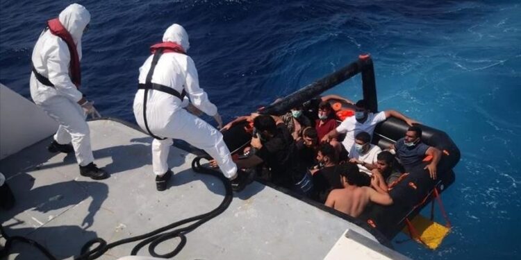 إنقاذ 30 طالب لجوء قبالة السواحل الغربية لتركيا