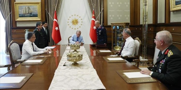 أردوغان يصادق على قرارات مجلس الشورى العسكري الأعلى