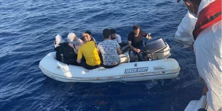 تركيا.. إنقاذ 6 طالبي لجوء أرغمتهم اليونان على العودة