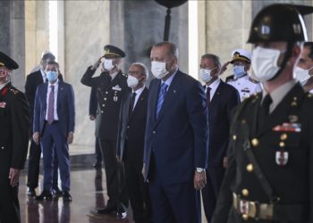 أردوغان يزور ضريح “أتاتورك” برفقة أعضاء “الشورى العسكري”