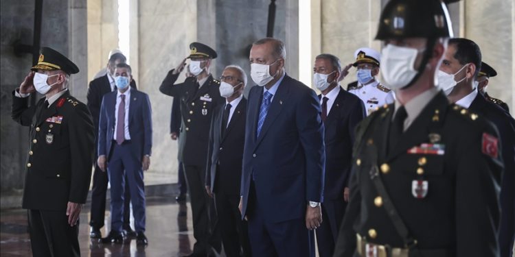 أردوغان يزور ضريح “أتاتورك” برفقة أعضاء “الشورى العسكري”