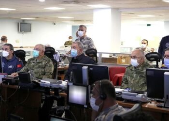 تركيا.. أكار يشرف على عملية تدمير أهداف إرهابية شمالي العراق