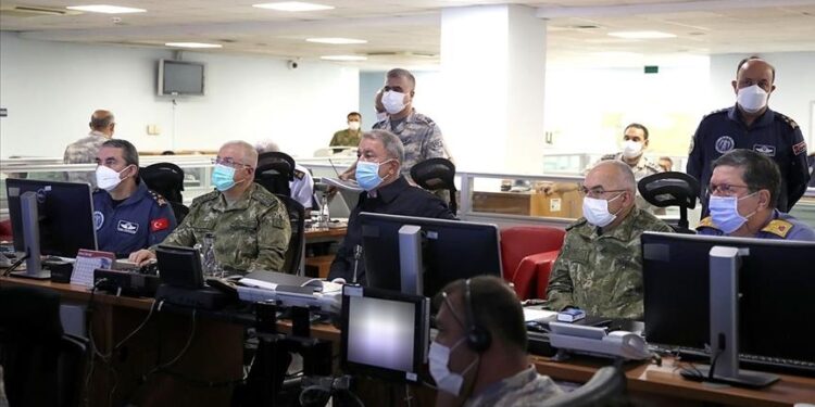 تركيا.. أكار يشرف على عملية تدمير أهداف إرهابية شمالي العراق