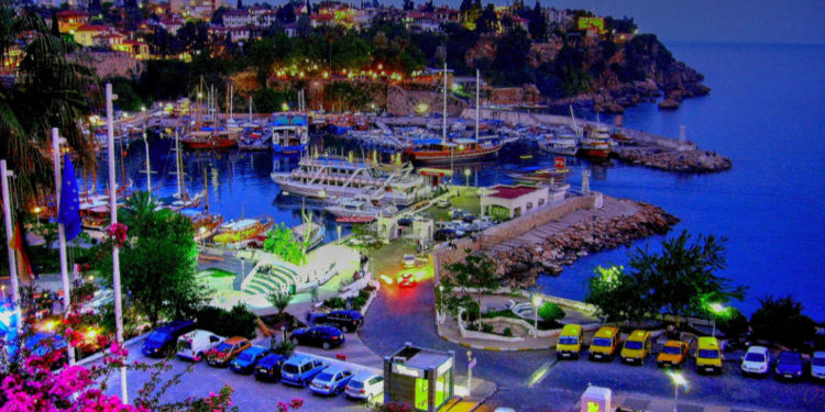 تركيا.. أنطاليا تستقبل أكثر من 3 ملايين سائح منذ مطلع 2021