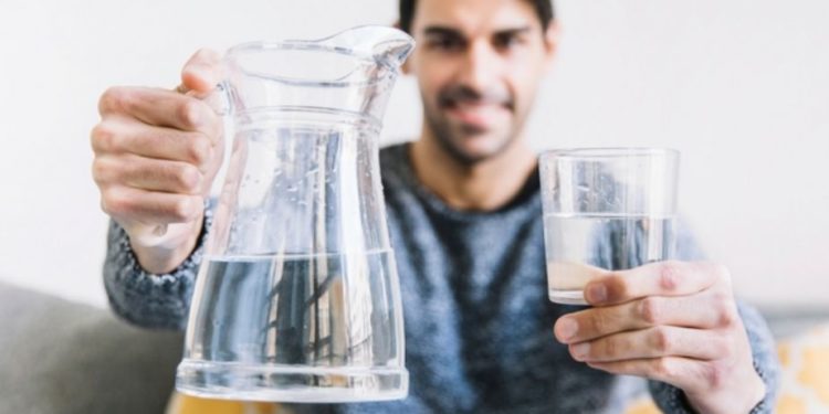 تعرّف على فوائد شرب الماء على معدة فارغة كل صباح