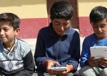 تركيا توزع أجهزة لوحية مجانية على الطلاب في مناطق الكوارث الطبيعية