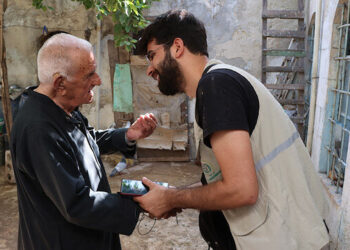 “الإغاثة التركية” تقدم مساعدة لمسن مسيحي يعيش وحيدا في إدلب