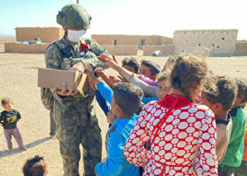 الجيش التركي يقدم مساعدات لعائلات منطقة “نبع السلام” في سوريا