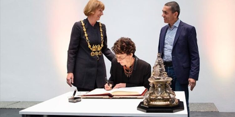 ألمانيا..الدكتوراه الفخرية لعالمين تركيين طورا لقاحًا لكورونا