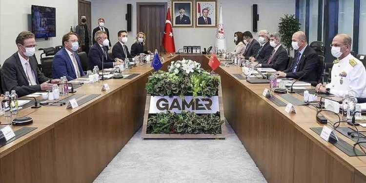 وزير الداخلية التركي يبحث مع مسؤول أوروبي ملف الهجرة