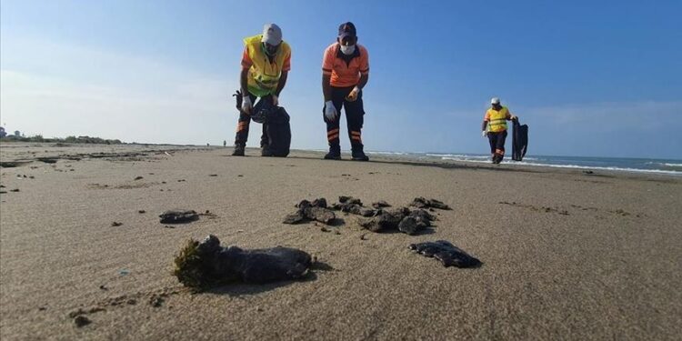 تركيا.. انطلاق جهود تنظيف تسرب النفط السوري في مرسين