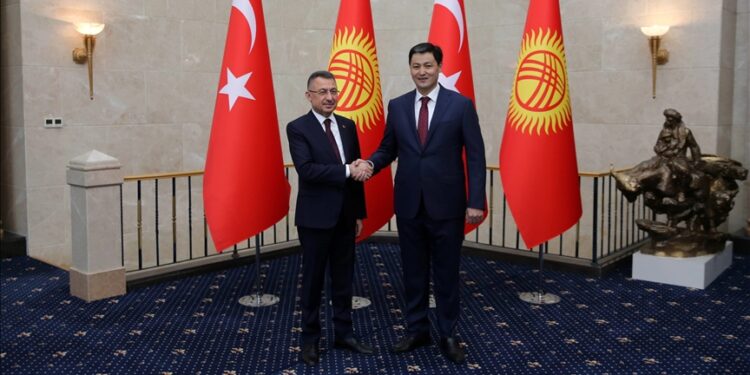 نائب أردوغان يلتقي رئيس وزراء قرغيزيا في بيشكك