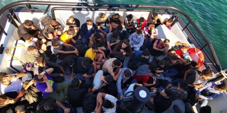 إنقاذ 59 مهاجرا قبالة السواحل الغربية لتركيا