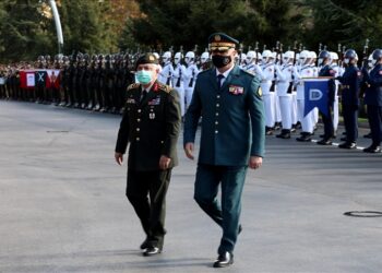 أنقرة.. رئيس الأركان التركي يلتقي نظيره اللبناني