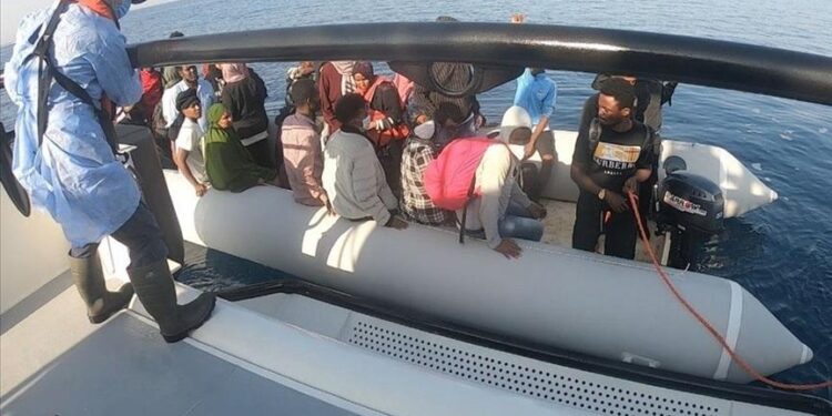 إنقاذ 172 مهاجرًا غير نظامي قبالة السواحل الغربية لتركيا