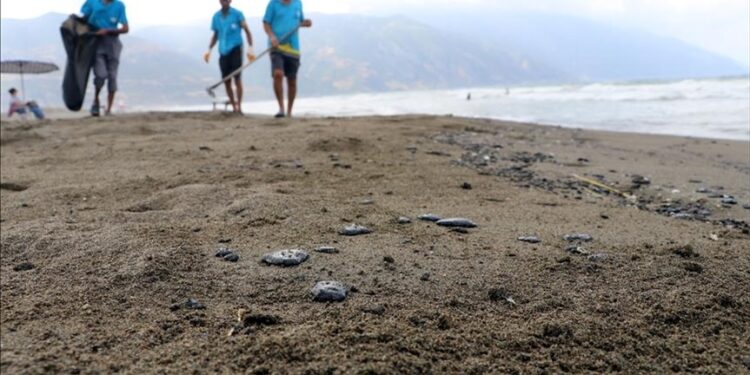 تركيا.. انطلاق جهود تنظيف تسرب النفط السوري في مرسين
