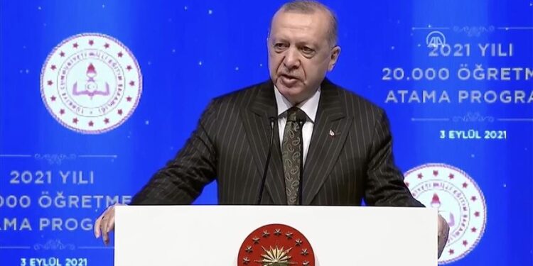 أردوغان يعلن العودة إلى المدارس الإثنين