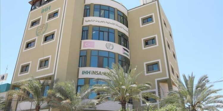 “الإغاثة التركية” تقدم مساعدات نقدية لطلبة جامعيين في غزة