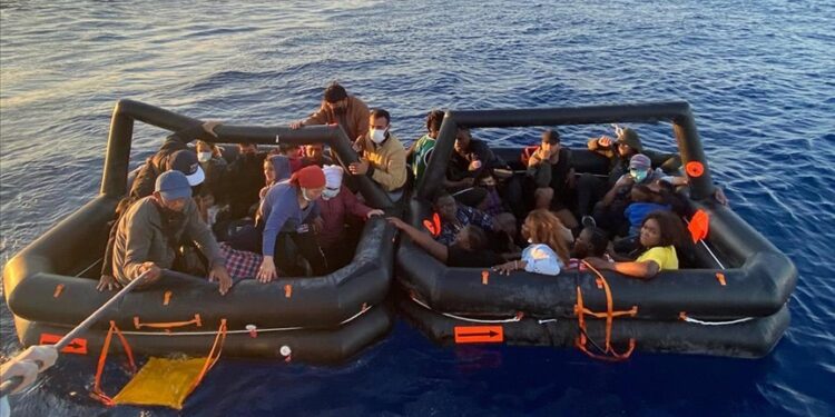 تركيا.. خفر السواحل ينقذ 48 مهاجرا أعادتهم اليونان
