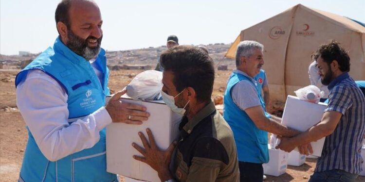 وقف الديانة التركي يكفل 1720 يتيما في إدلب السورية