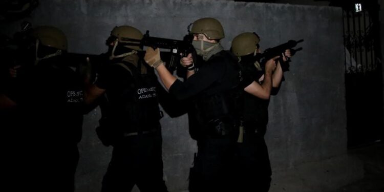 توقيف مشتبهين بالانتماء لـ”داعش” في أضنة وإسطنبول