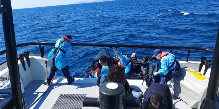 تركيا.. إنقاذ 63 طالب لجوء أجبرتهم اليونان على العودة