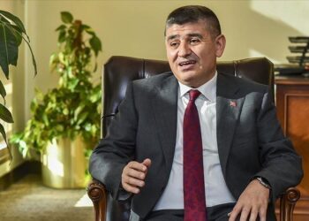 السفير التركي يزور مقر استضافة الأطفال الأفغان بالدوحة