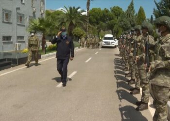 وزير الدفاع التركي يتفقد القوات على الحدود مع سوريا