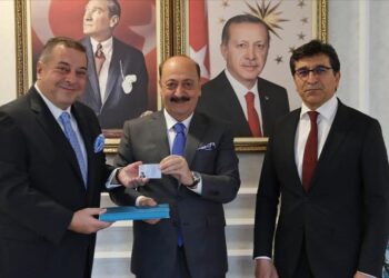 تركيا تصدر أول “بطاقة تركواز” للأجانب