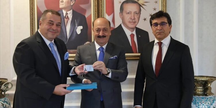 تركيا تصدر أول “بطاقة تركواز” للأجانب