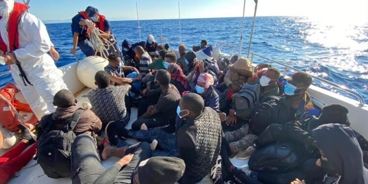 خفر السواحل التركي ينقذ 84 مهاجرا غير نظامي
