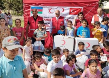 “الهلال الأحمر التركي” يرسل مستلزمات مدرسية لأطفال “قره باغ”