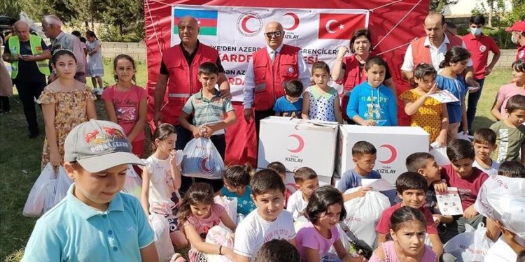 “الهلال الأحمر التركي” يرسل مستلزمات مدرسية لأطفال “قره باغ”