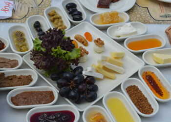 تركيا.. إقبال سياحي على “الفطور الفريجاني” بقرية أيازيني