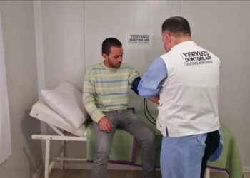 “أطباء حول الأرض” التركية تواصل تقديم خدماتها شمالي سوريا