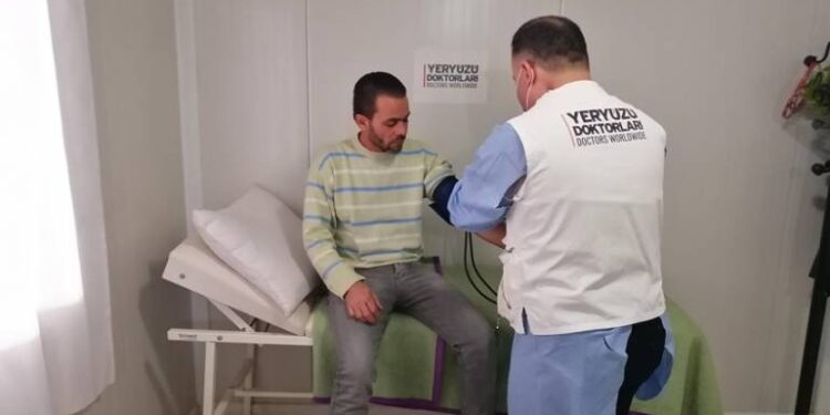 “أطباء حول الأرض” التركية تواصل تقديم خدماتها شمالي سوريا