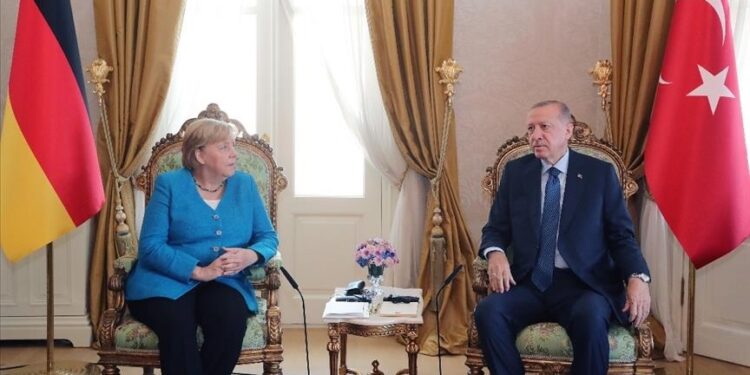 أردوغان يلتقي ميركل في إسطنبول