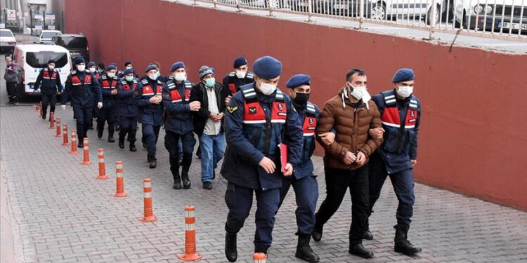 تركيا.. توقيف 7 أجانب للاشتباه بانتمائهم لـ”داعش” الإرهابي