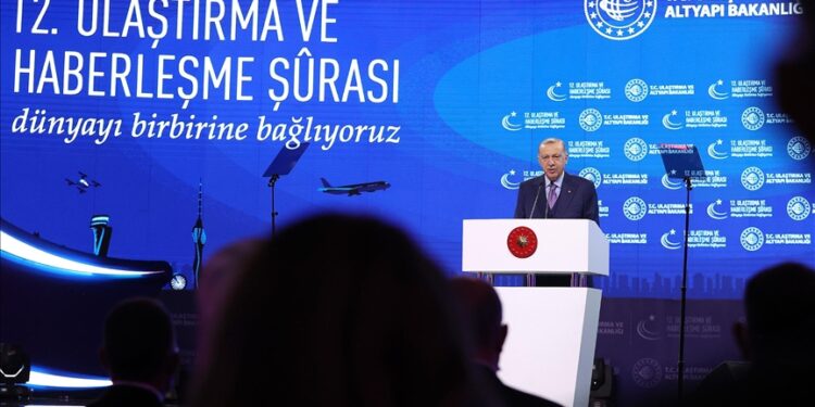 أردوغان: سنبدأ إنتاج قاطرتنا الكهربائية العام المقبل