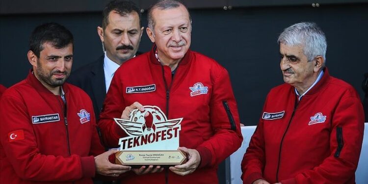 أردوغان يعزي في وفاة مؤسس شركة “بايكار” التركية أوزدمير بيرقدار