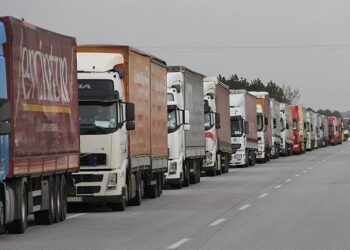 عبر تركيا.. 101 شاحنة مساعدات أممية تدخل إدلب السورية