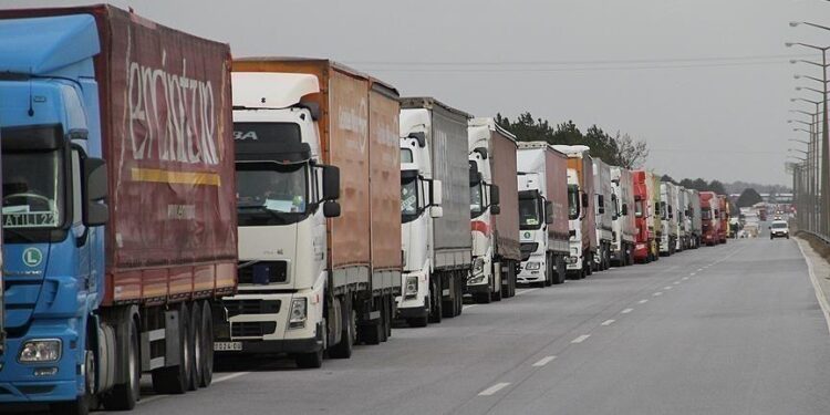 عبر تركيا.. 101 شاحنة مساعدات أممية تدخل إدلب السورية