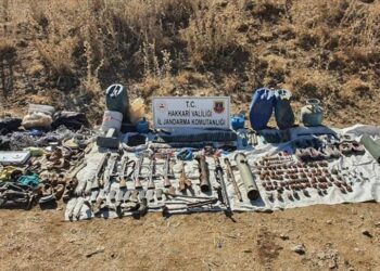 تركيا.. ضبط أسلحة ومتفجرات لمنظمة “بي كا كا” الإرهابية